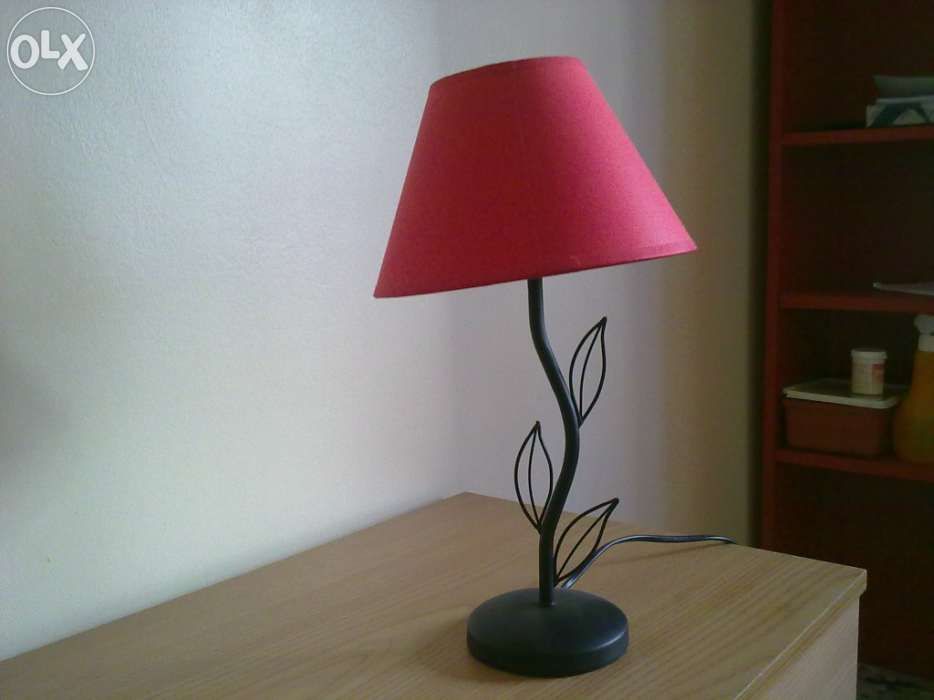 Candeeiro abajour vermelho muito bonito