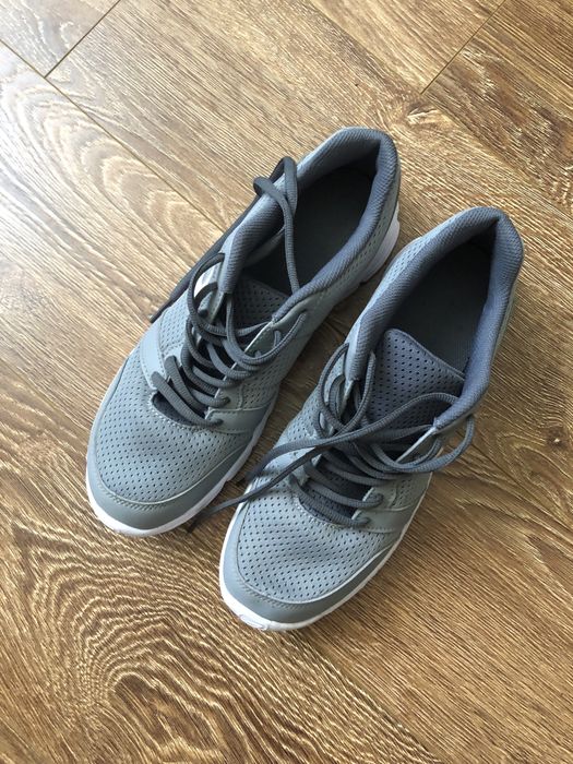 Нові кросівки універсальні