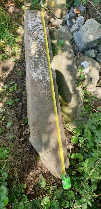 Piaskowiec czerwony ,slupek lub stopieień.