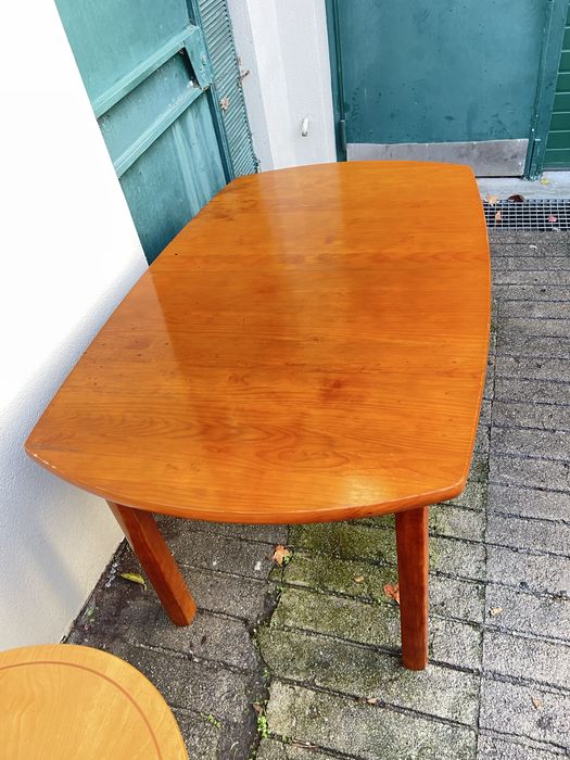 Mesa de madeira estencivel e seis cadeiras em madeira 120euros