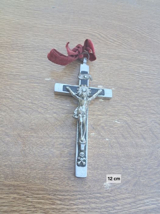 Cruzefixo em metal