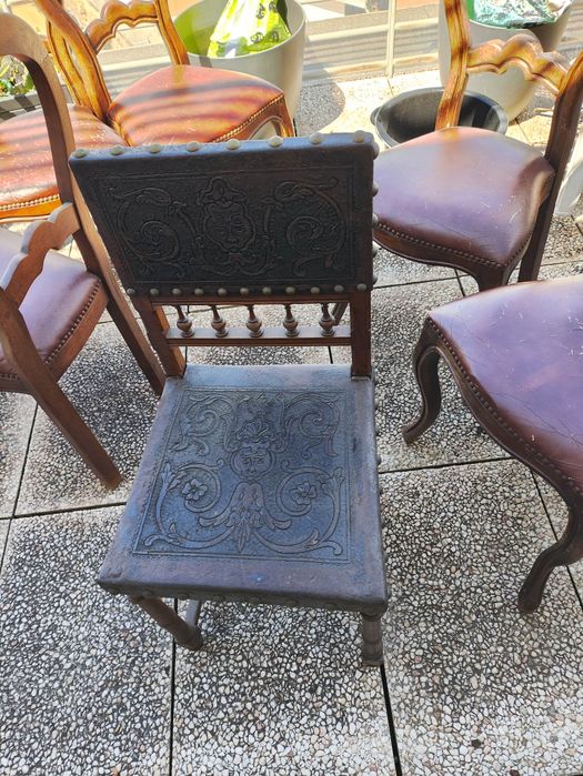 Cadeira em couro decorado e madeira