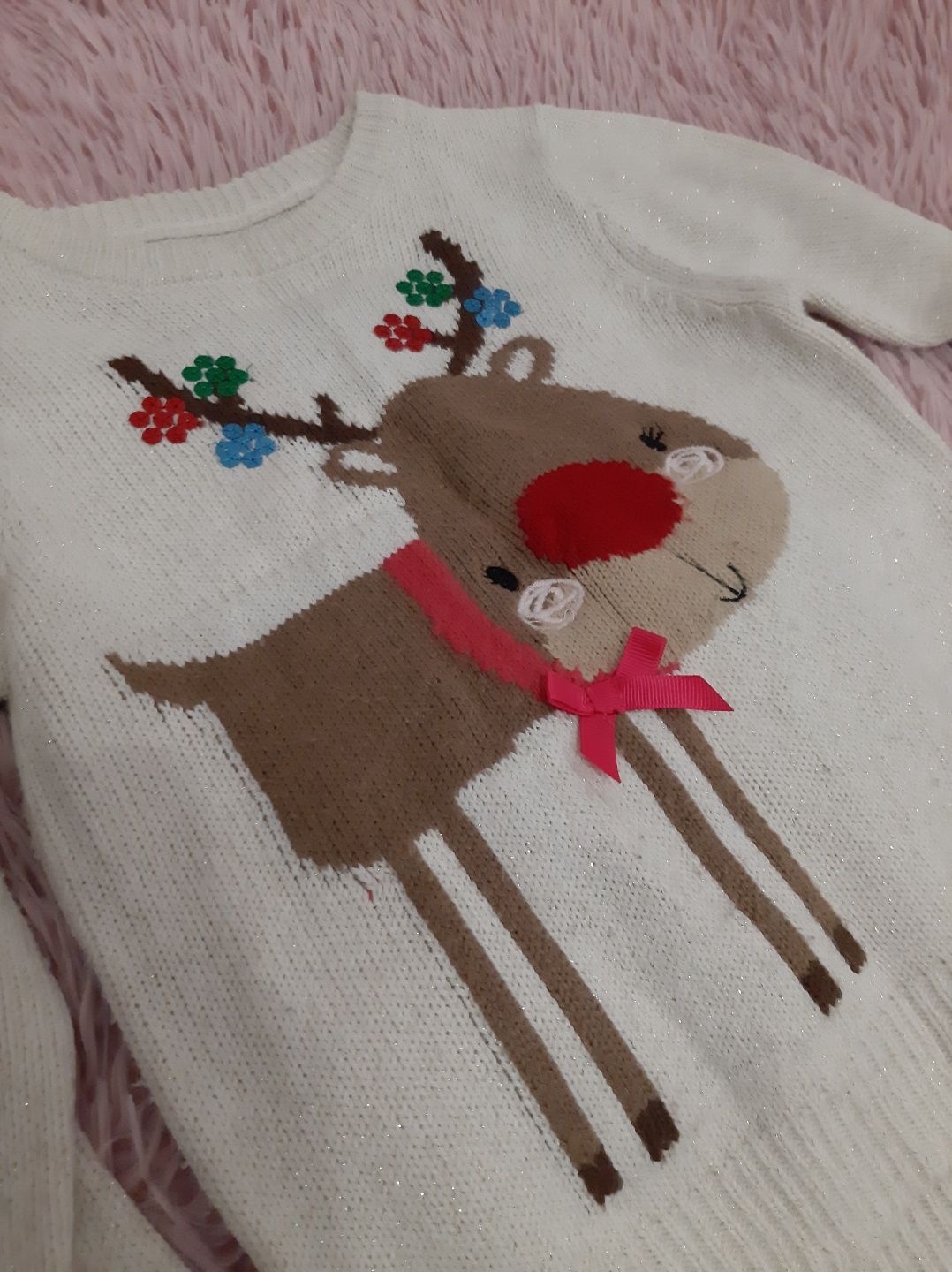 Продам новогодний свитерок для девочки 5-6 лет с оленем.