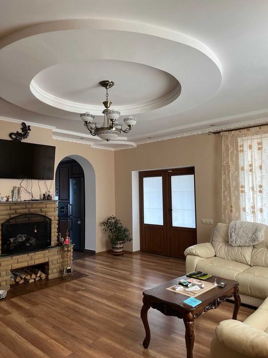 Будинок з виходом до рiчки