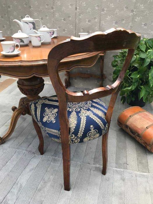 Krzesła antyczne z obiciem granatowo-złotym