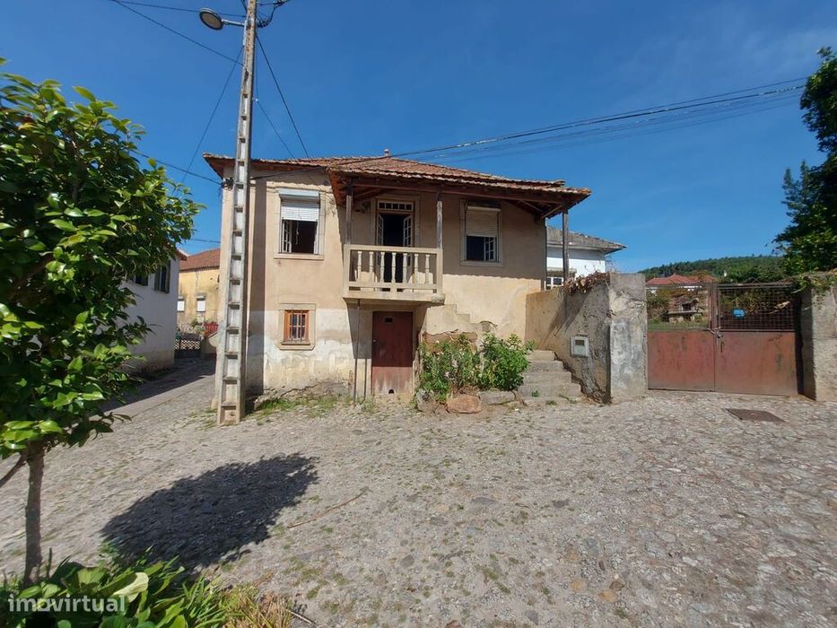 Moradia T4 com Terreno em Lourosa, Olv- Hospital.