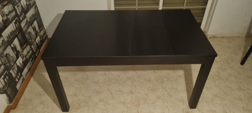 Mesa de jantar de côr preta