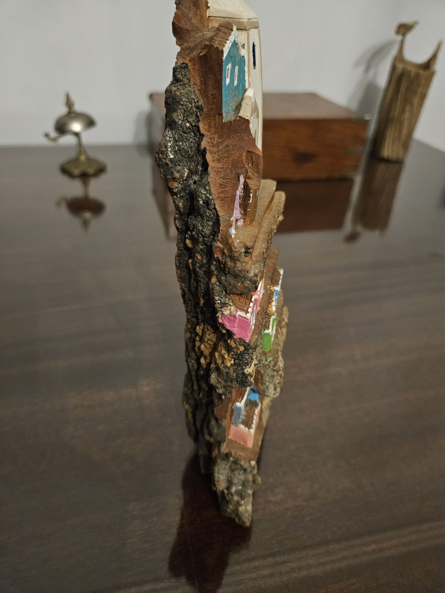 Pequena estatua em casca de árvore