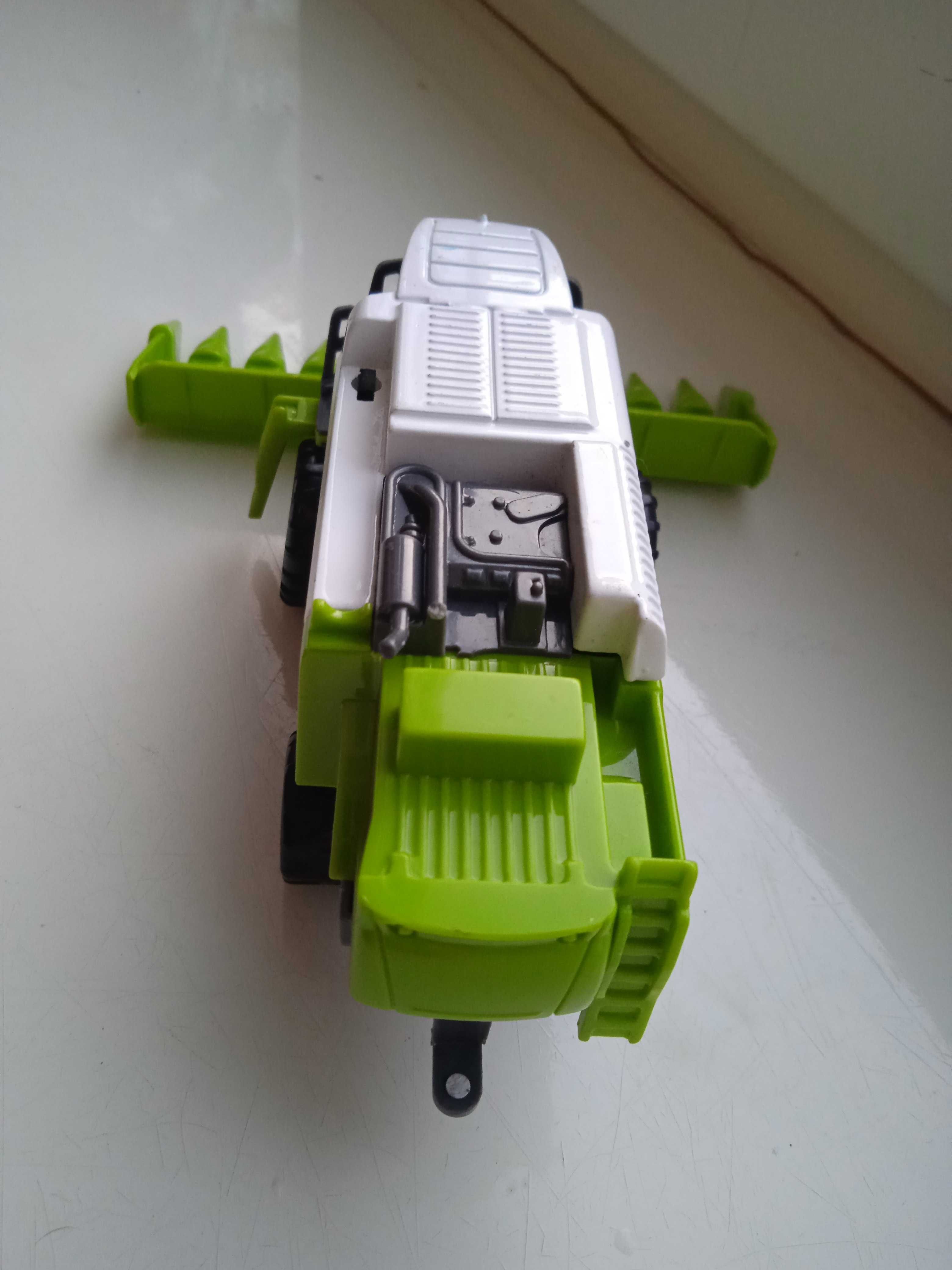 Іграшка комбайн  FARM CUTTER 6000