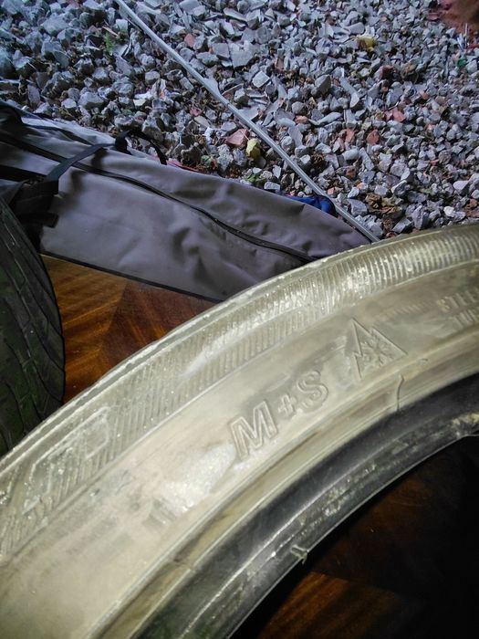 Pneus Falken, 225/40 R18, como novos.