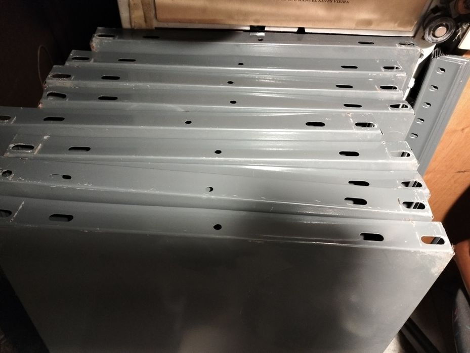 Estante com 10 prateleiras de metal cinza com os perfis / perfil / Pos