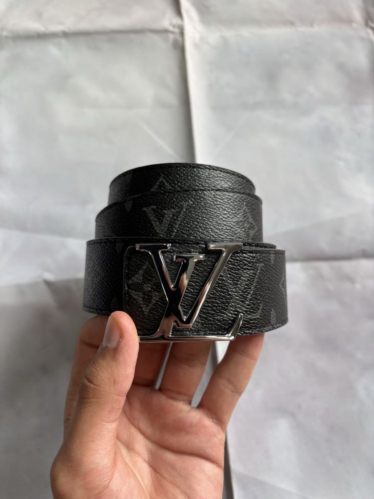 Cinto Louis Vuitton Monogram Eclipse - Fivela LV Prateada