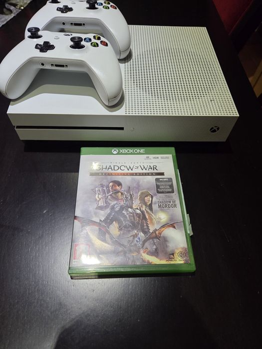 XBOX One S 1TB + 2 Comandos + Shadow of War