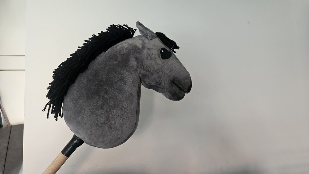 Hobby horse siwy konik na patyku