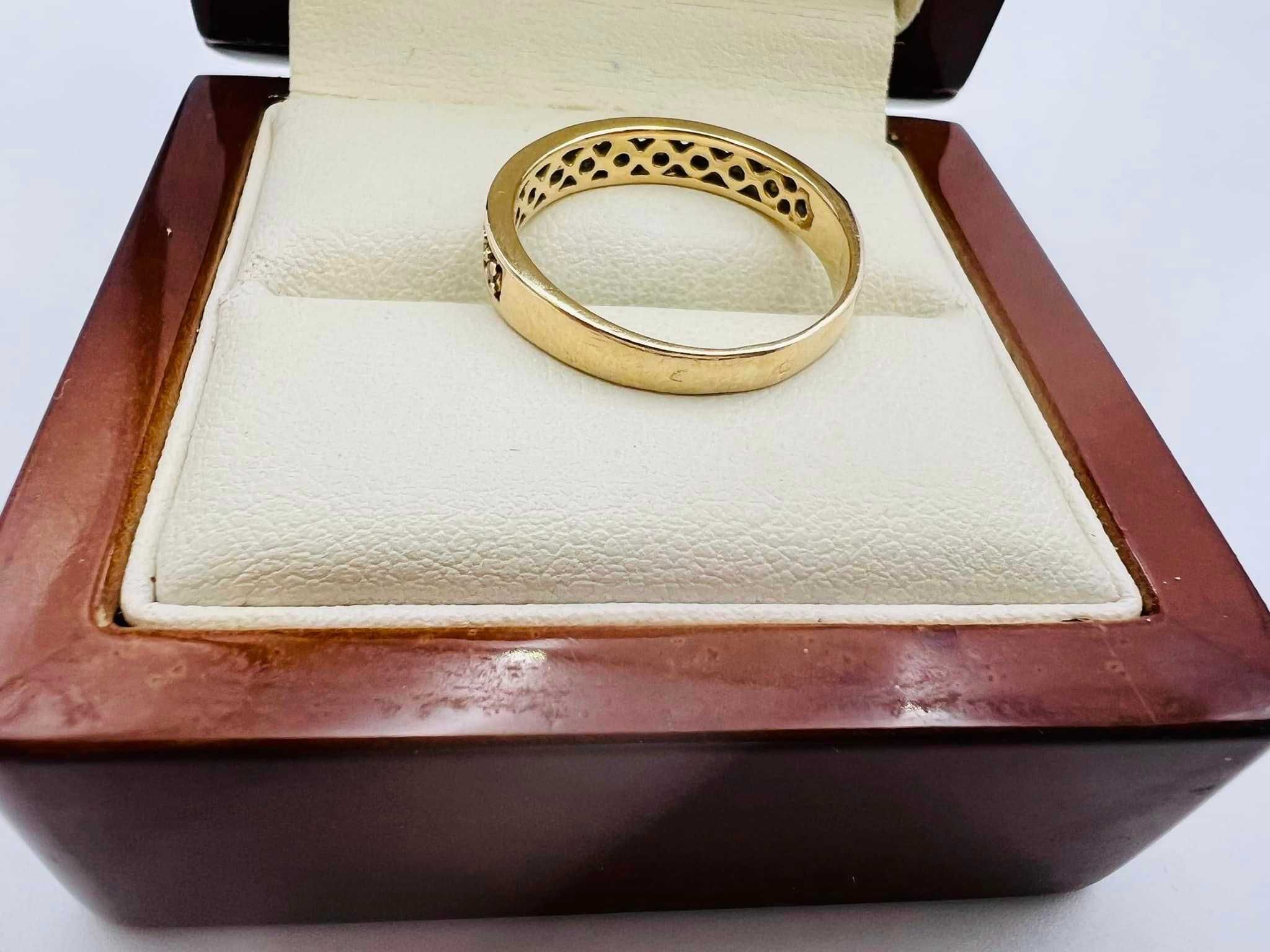 Złoty pierścionek próby 585 14K
Waga 2.81 gram