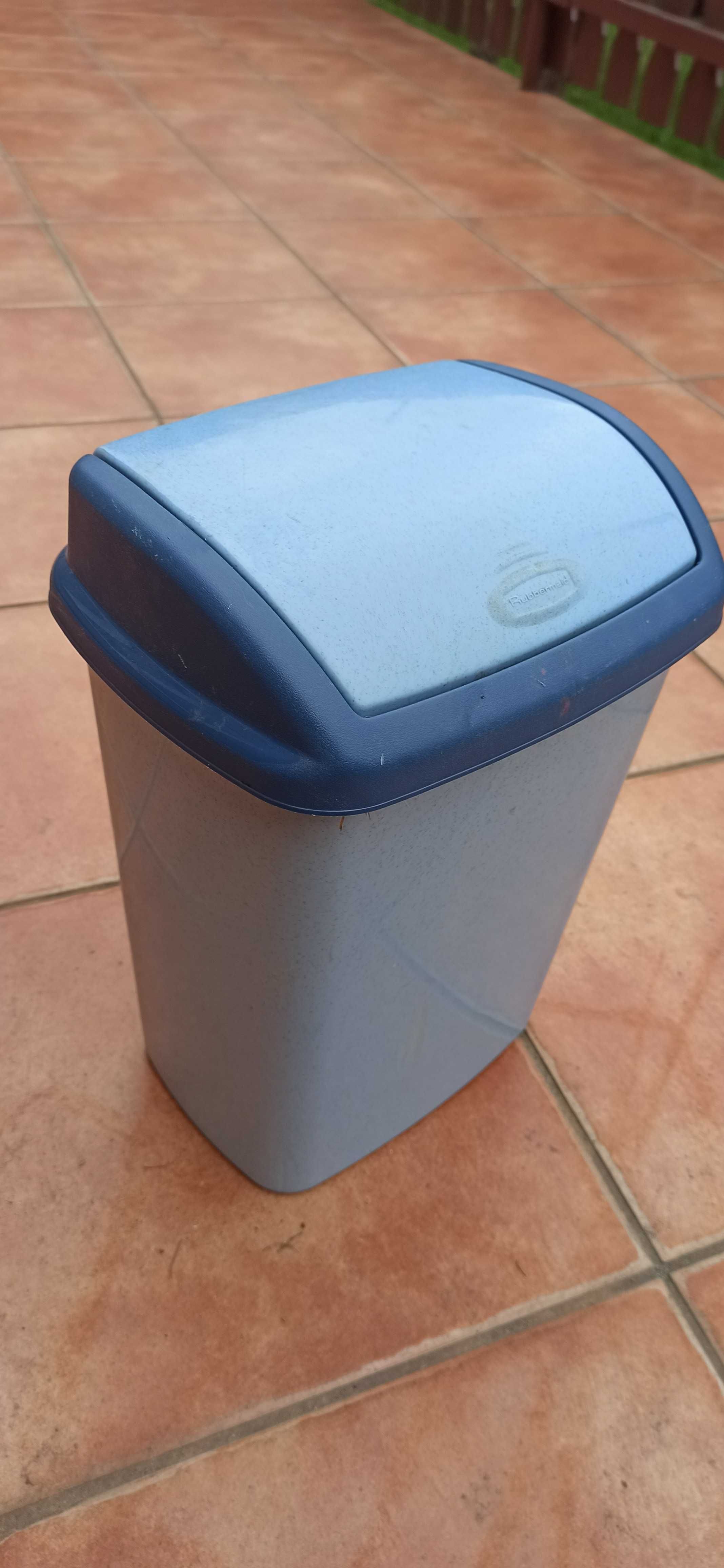 Mały kosz uchylny na śmieci 10 litrów