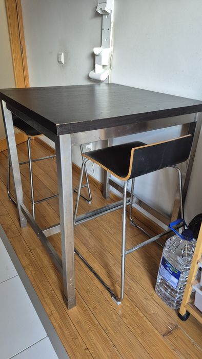 Mesa alta com duas cadeiras