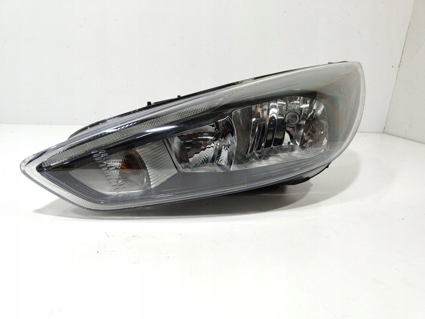 Ford focus mk3 lift 14-18 lampa lewy przod +led ciemna
