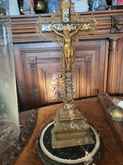 Zabytkowy krzyż pod szklaną kopułą klosz pasyjka