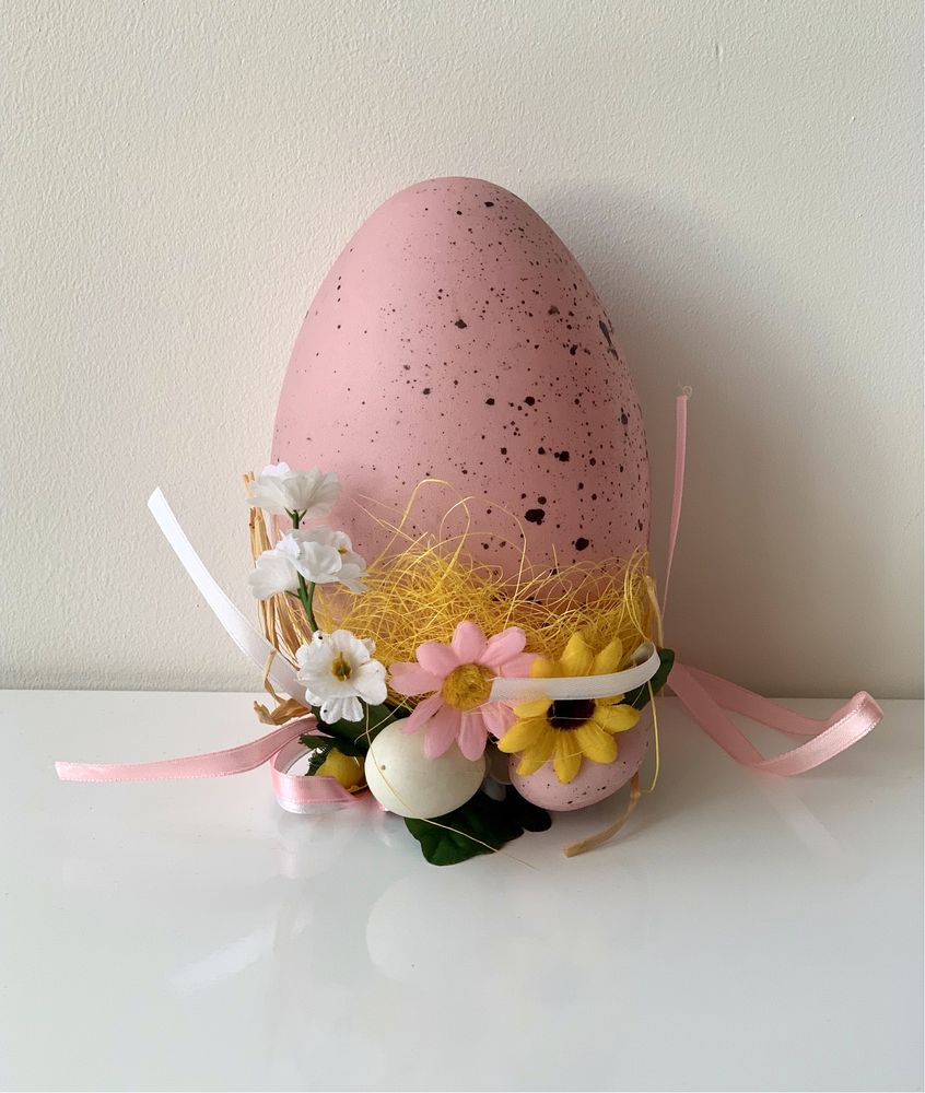 Пасхальное яйцо в нежно-розовом цвете с цветочным украшением