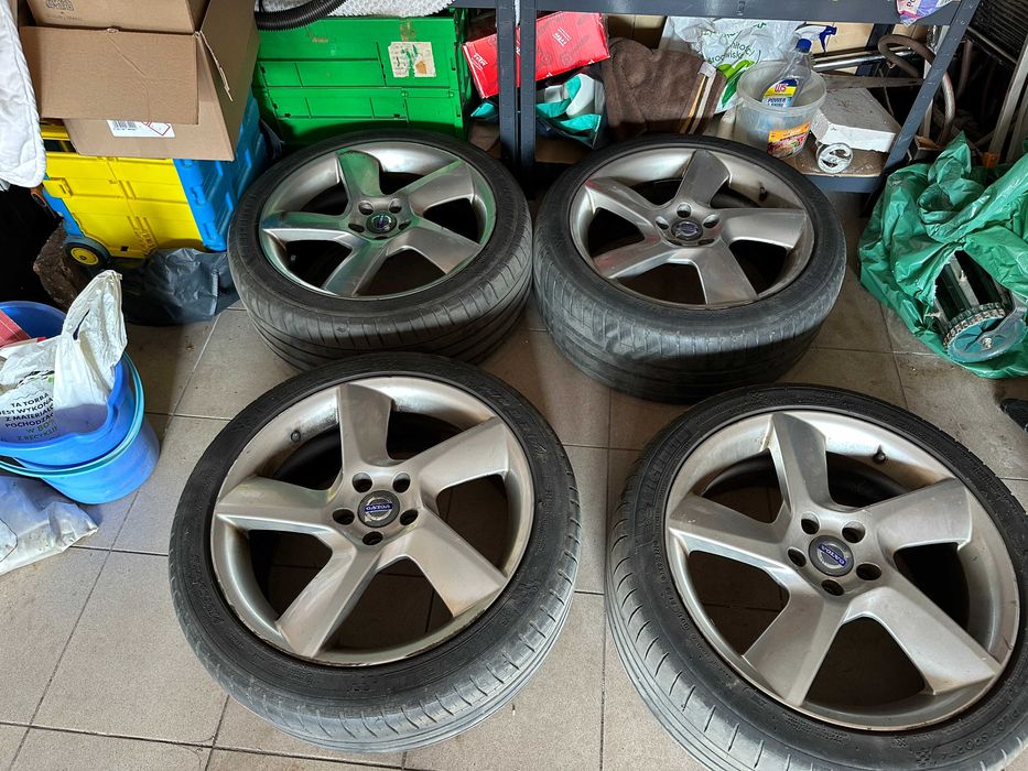 Koła do Volvo z felgami w rozmiarze 18"