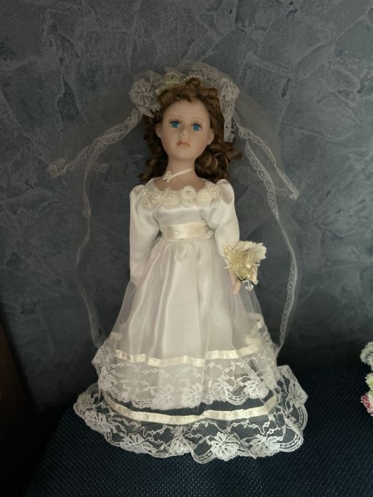 Порцелянова колекційна декоративна лялька