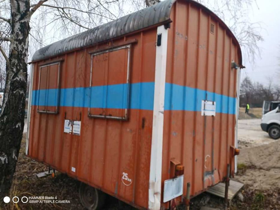 Barak budowlany samojezdny 8 osobowy z wyposażeniem