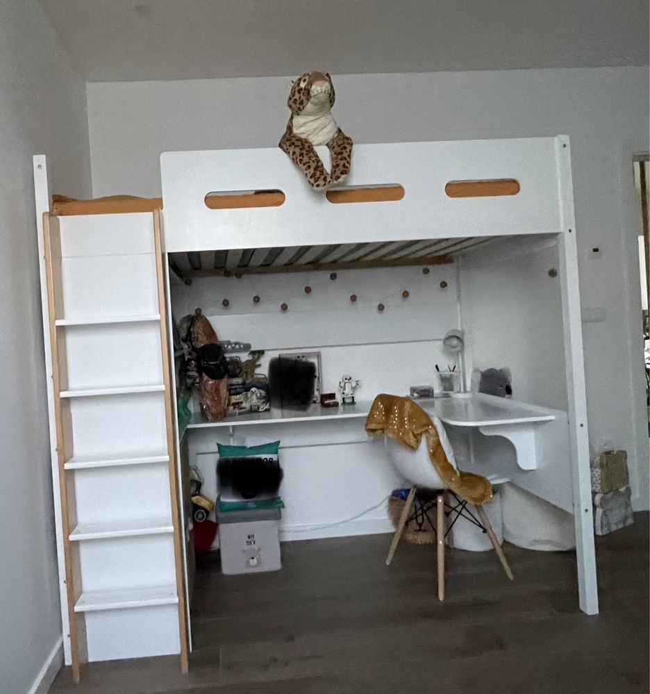 Cama alta com secretaria