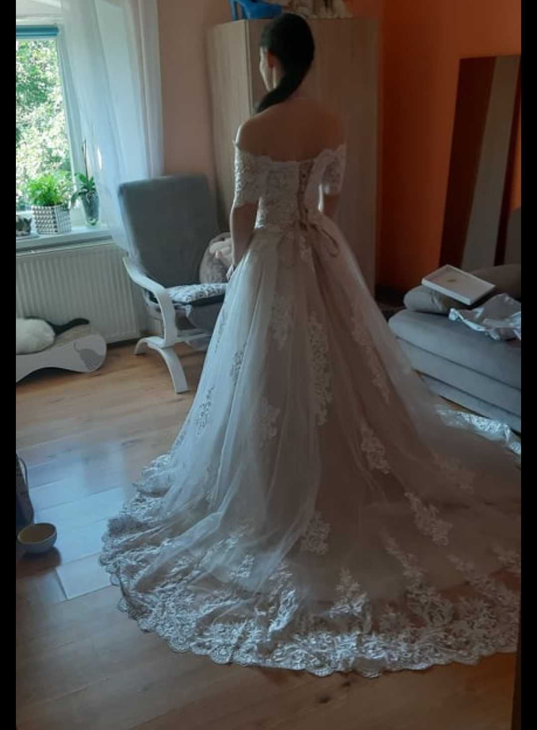 Suknia ślubna koronkowa Princess S