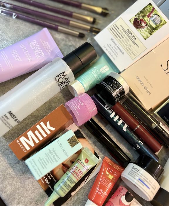 Box z kosmetykami, pędzlami + gratisy