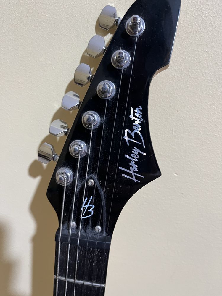 Guitarra Harley Benton BS-20BK com saco de transporte