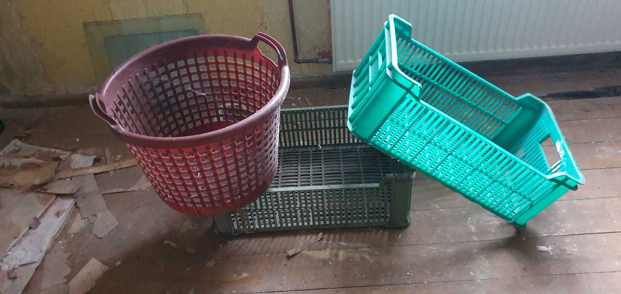 Plastikowe pojemniki  i kosz
