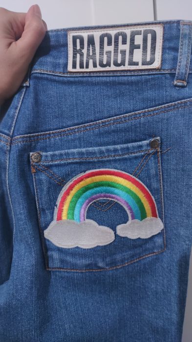 Jeansy z tęczami 

Klasyczne niebieskie jeansy z aplikacjami tęczy n