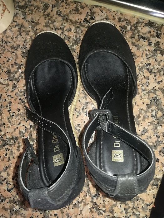 Sapatos de cunha alto
