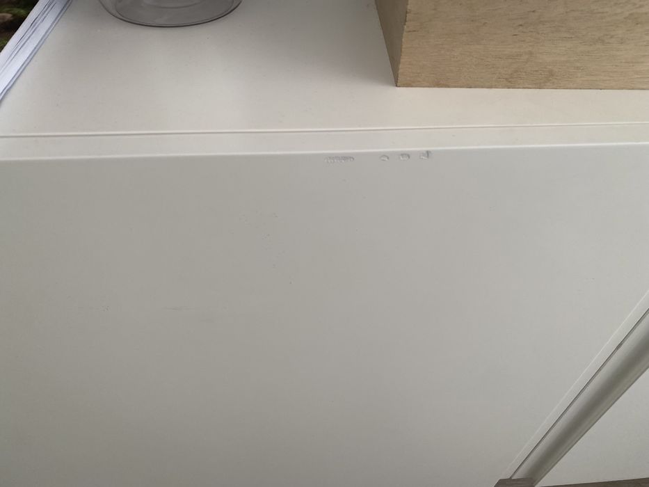 Aparador lacado branco com pés em madeira