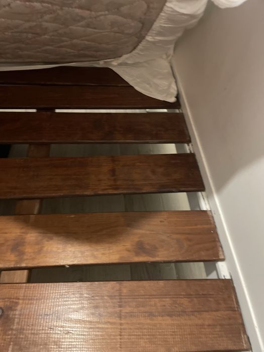 Cama de madeira com estrado e colchão – preço negociável