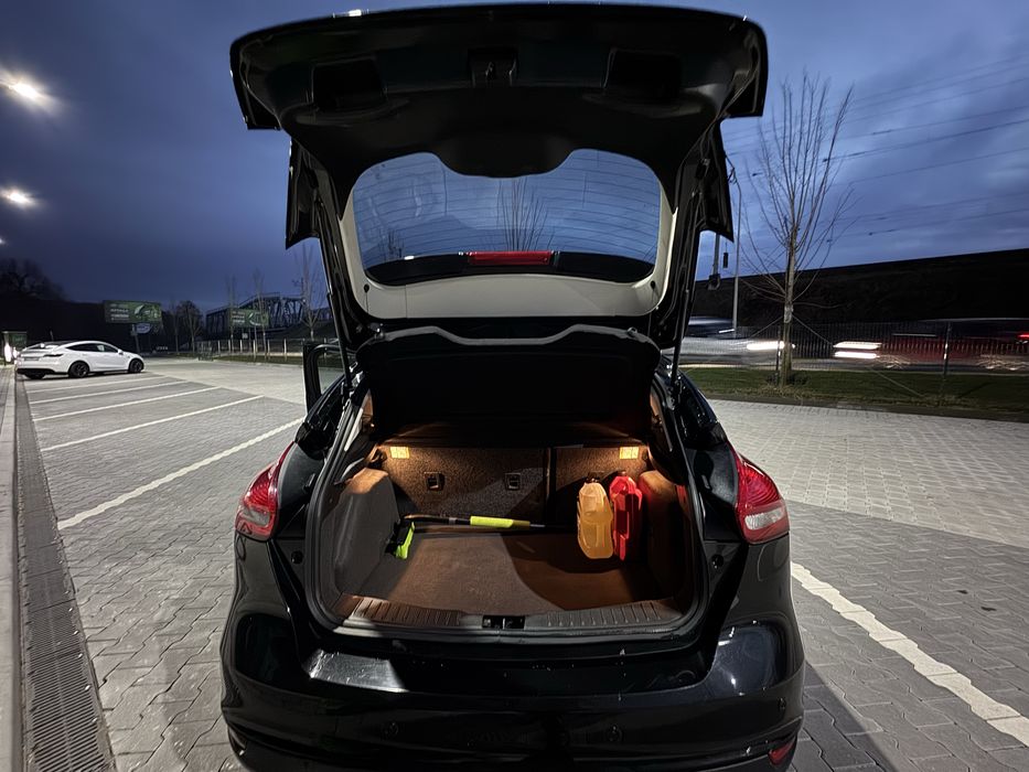 Економний та надійний автомобіль, салон в шкірі