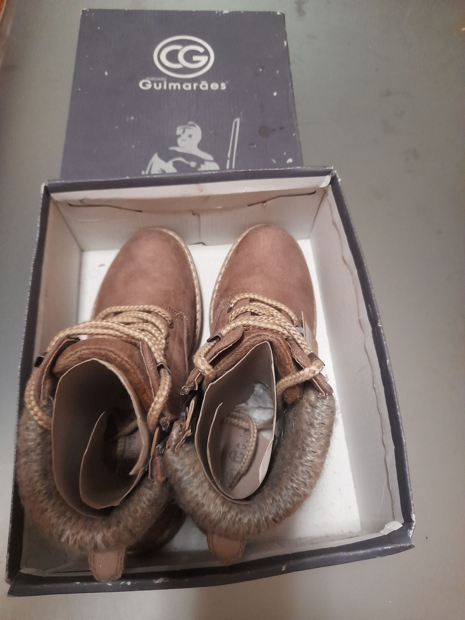 Botas de criança novas