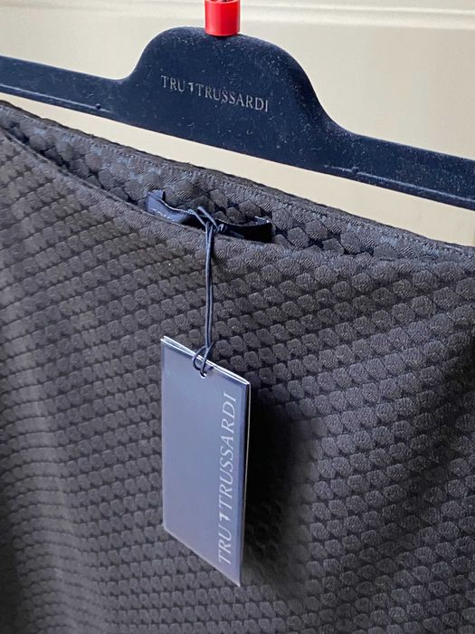 Saia preta italiana Trussardi forrada sem bolsos marca de luxo Nova