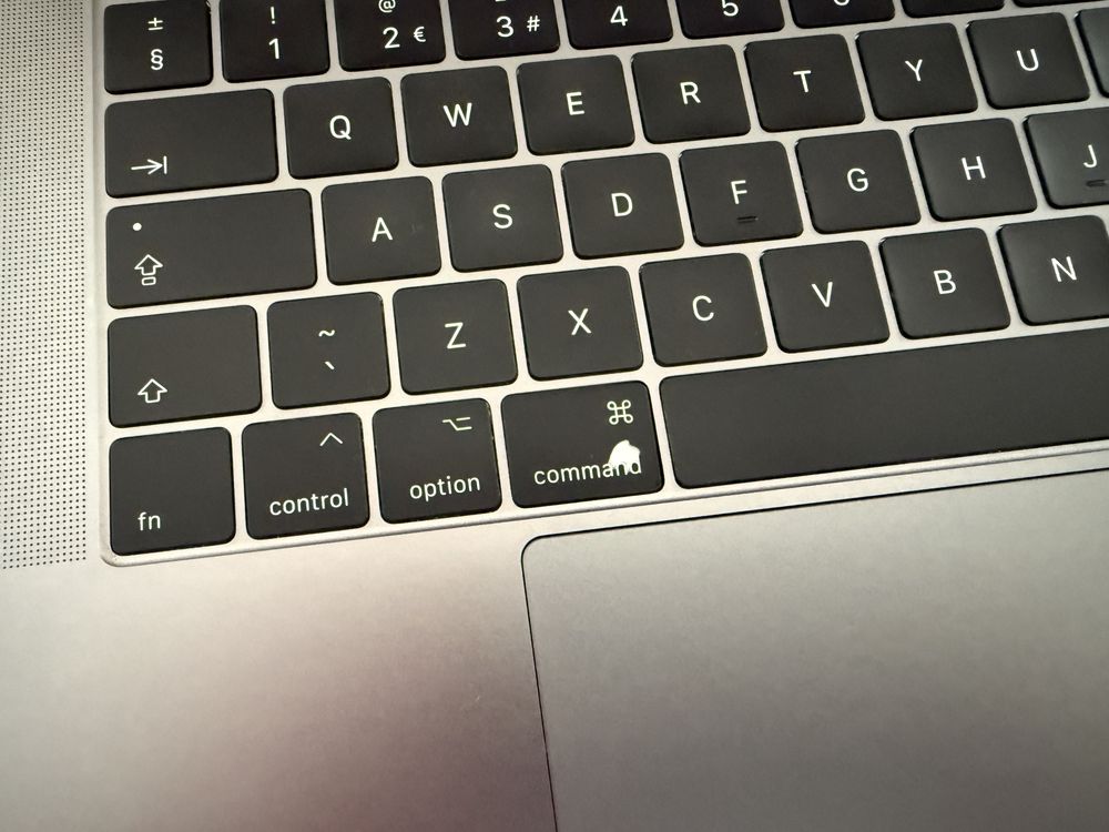 MacBook Pro 15” (2017) – i7 / 16GB RAM / 256GB SSD