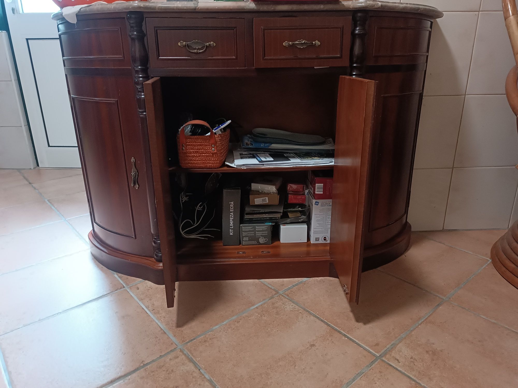 Sapateira com tampo em mármore