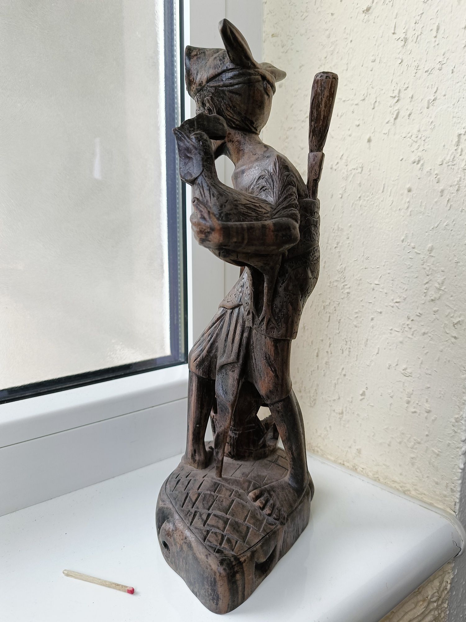 Balijski wojownik kogutów figurka drewniana rzeźba zgarbiony starzec