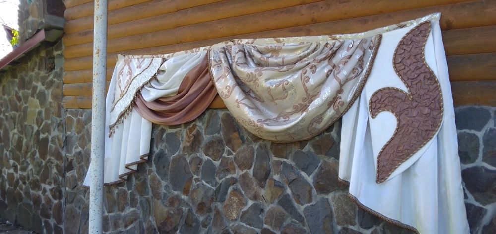 Штори з ламбрекеном у класичному стилі