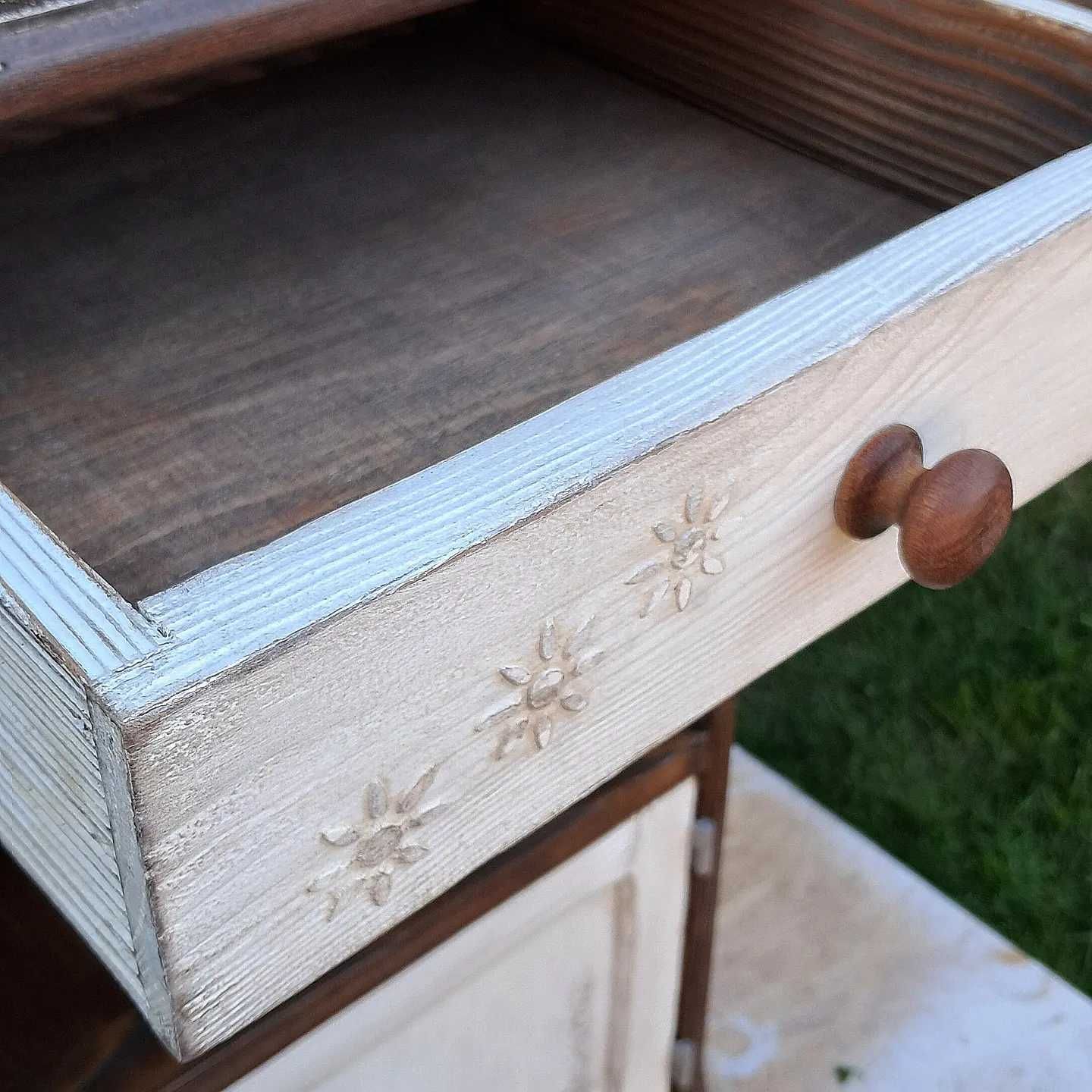 stara stylizowana szafka drewniana