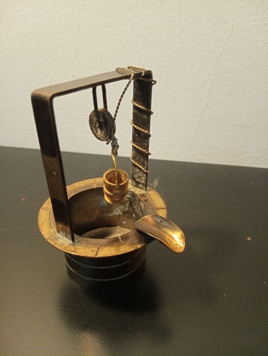 Antigo Cinzeiro em metal em forma de poço "Trench art" - Como novo