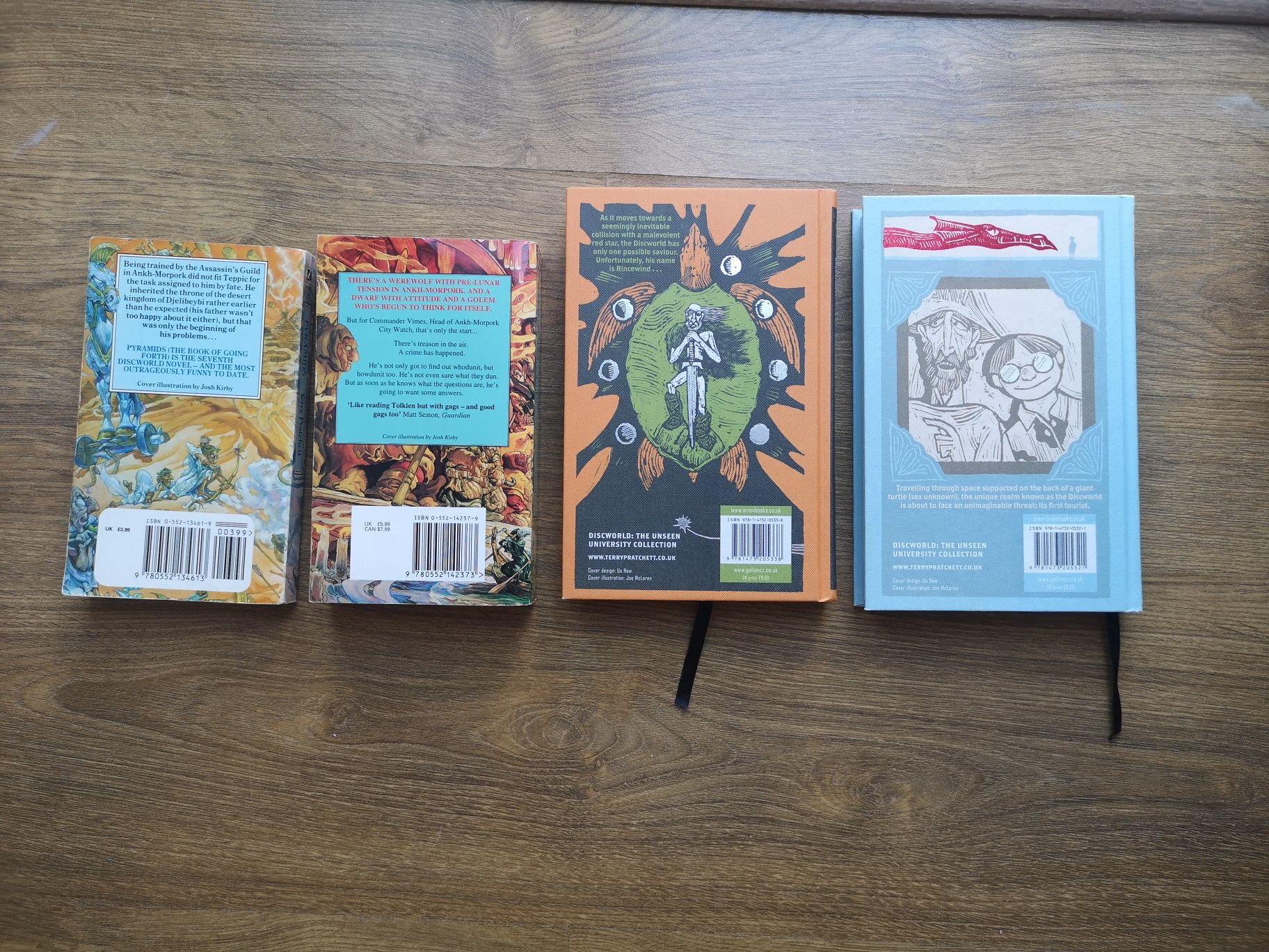 2 volumes da colecção Discworld de Terry Pratchett