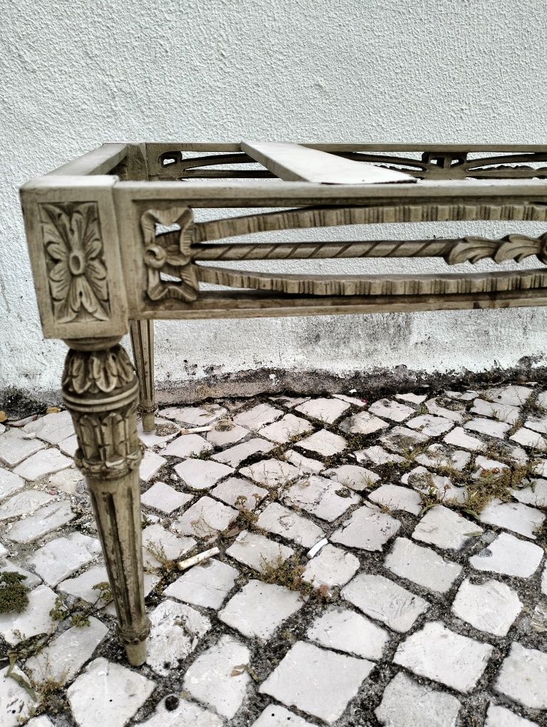 Mesa de madeira trabalhada com tampo em pedra  mármore