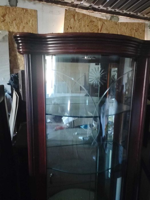 Cristaleira em Madeira e Vidro Curvo – Estilo Clássico