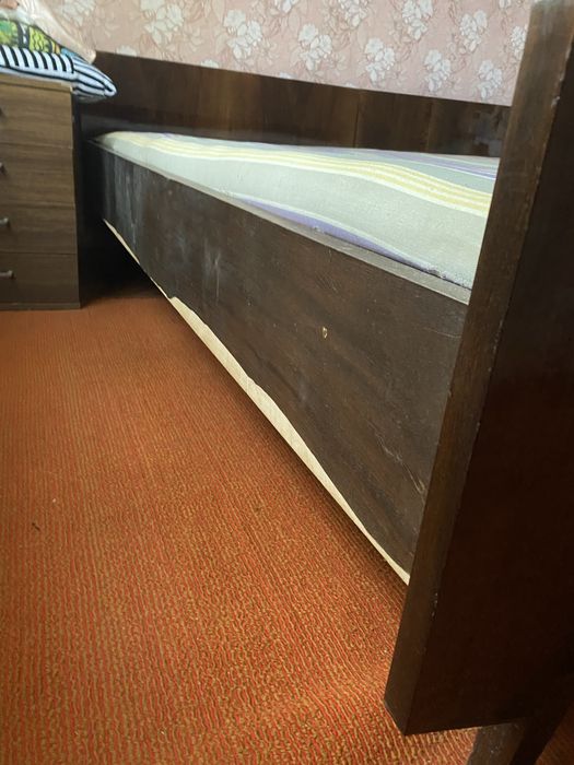 Ліжко та сервант румунські