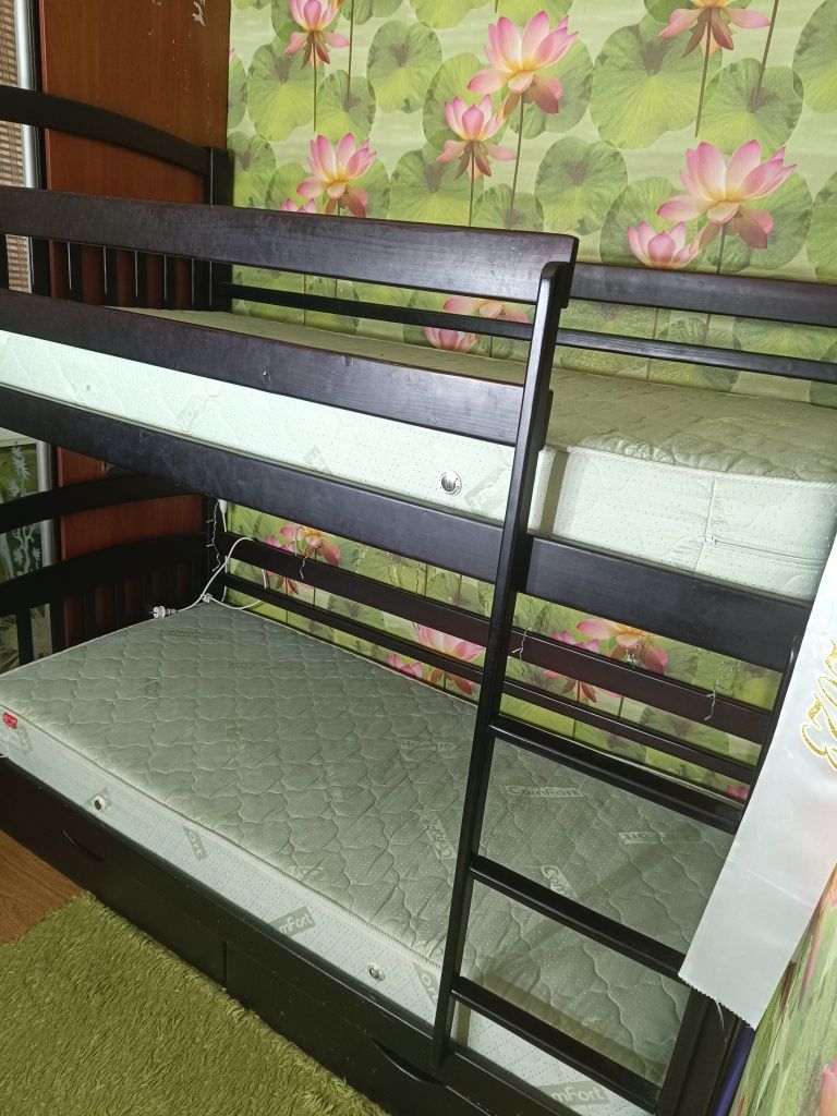 Продам кровать двуярусну